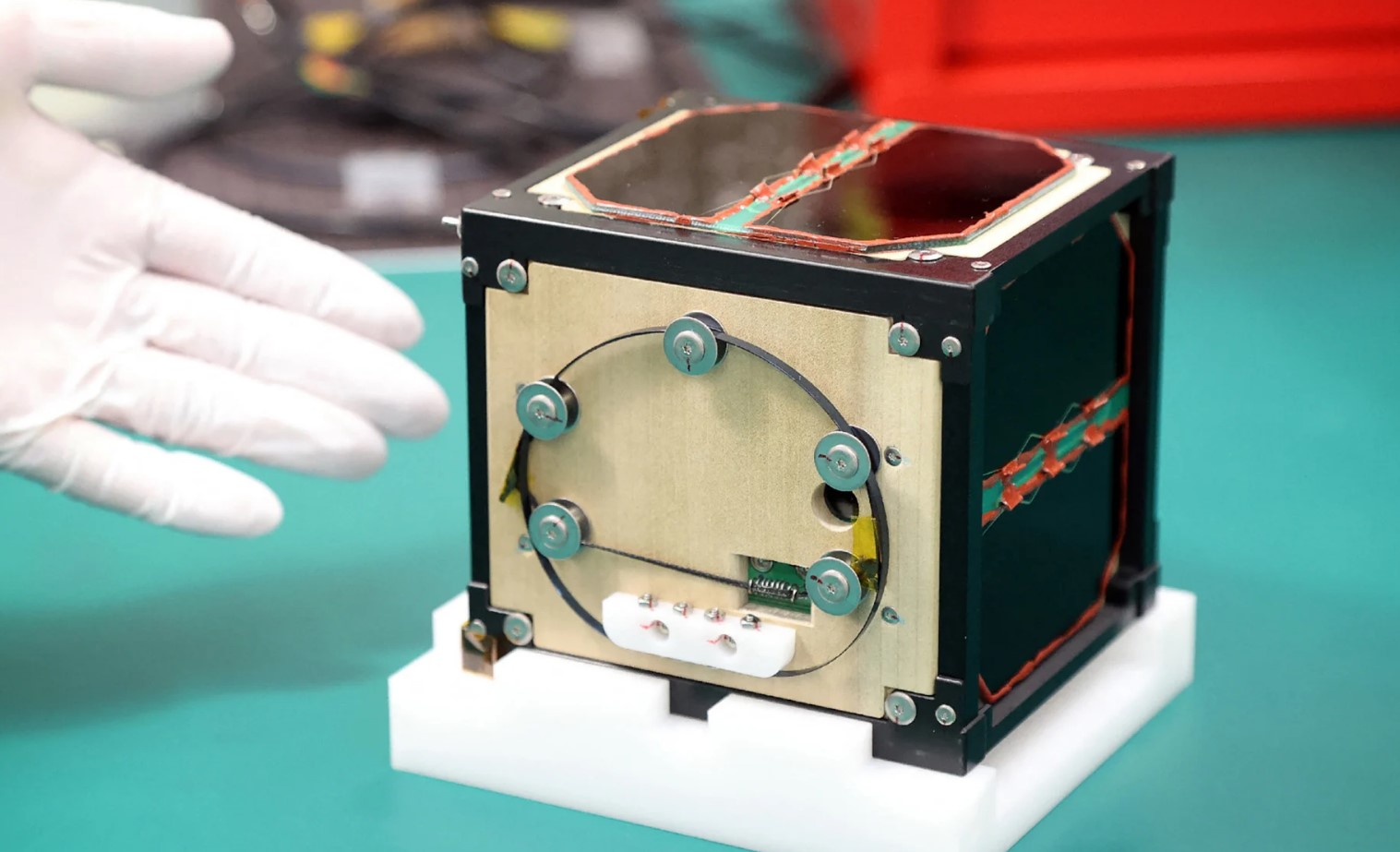 /images/noticias/O primeiro satelite de madeira do mundo chega.jpg